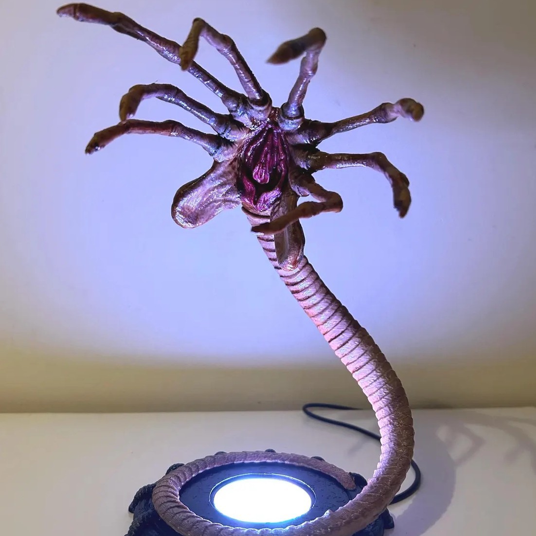 Lighting Decor Ideas - Lampka nocna Alien Facehugger, migocząca dekoracja