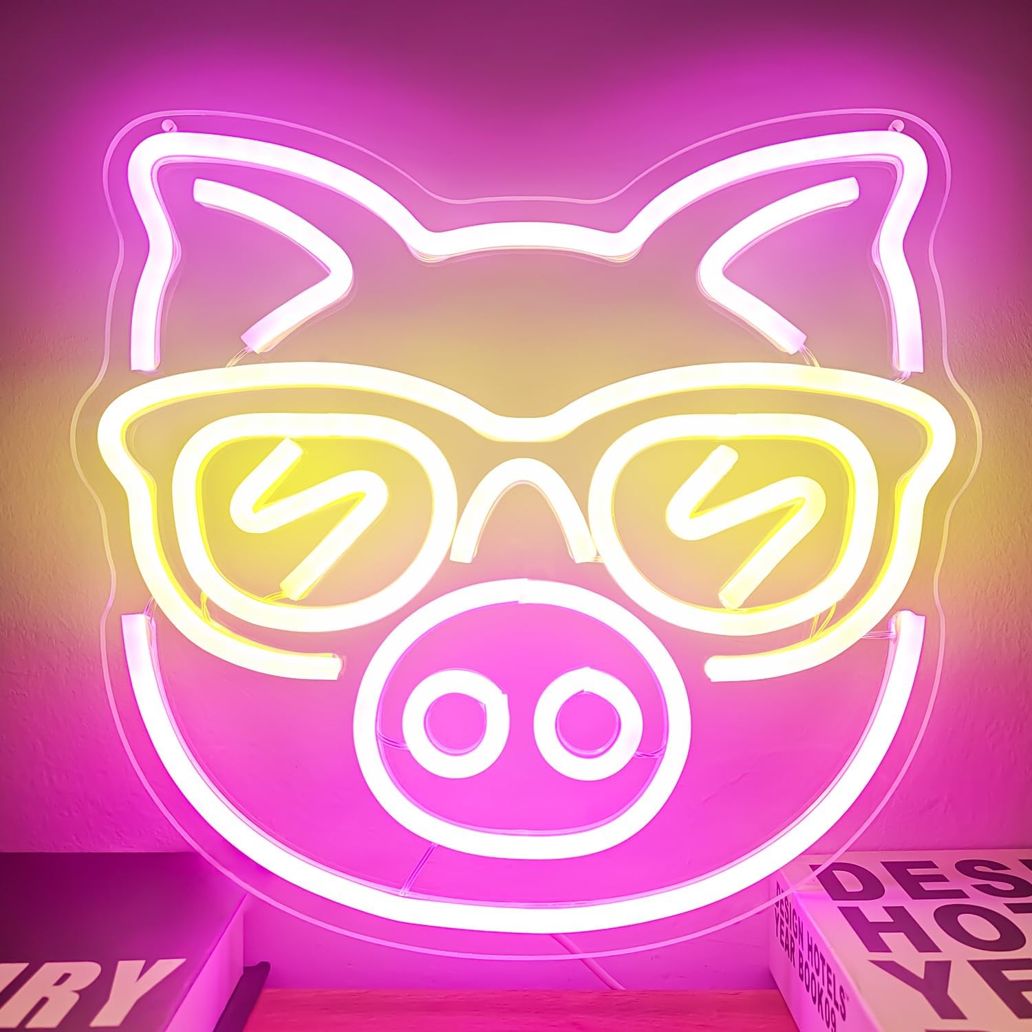 Outdoor Lighting Decor Ideas - Różowa świnka z żółtymi okularami, neonowy