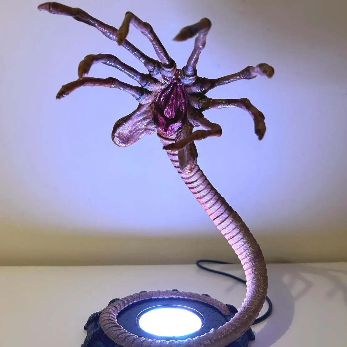Lampka nocna Alien Facehugger, – Lighting Decor Ideas recenzja i cena