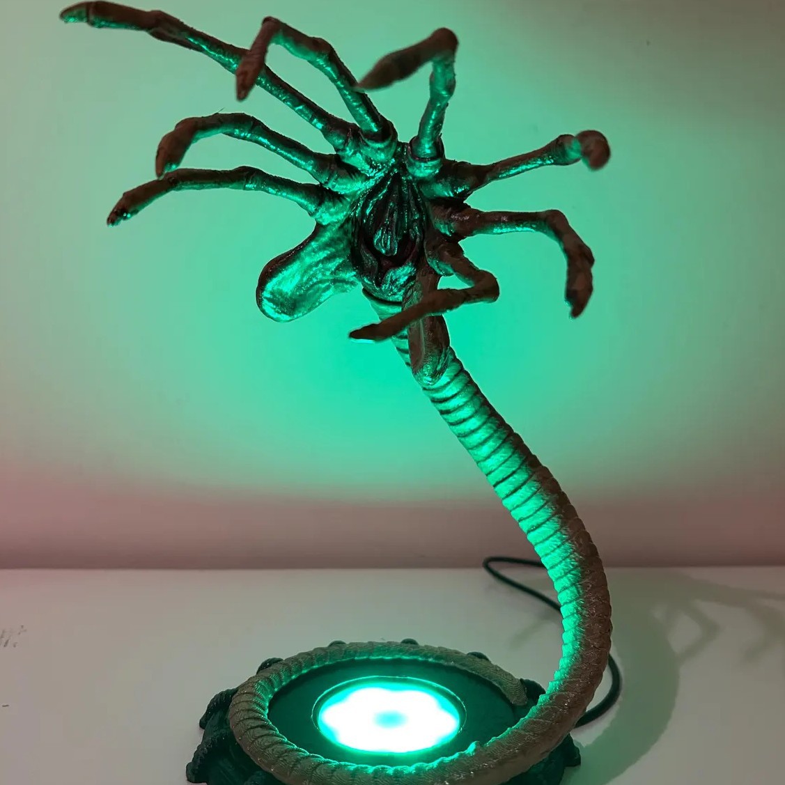 Lampka nocna Alien Facehugger, – Lighting Decor Ideas recenzja i cena