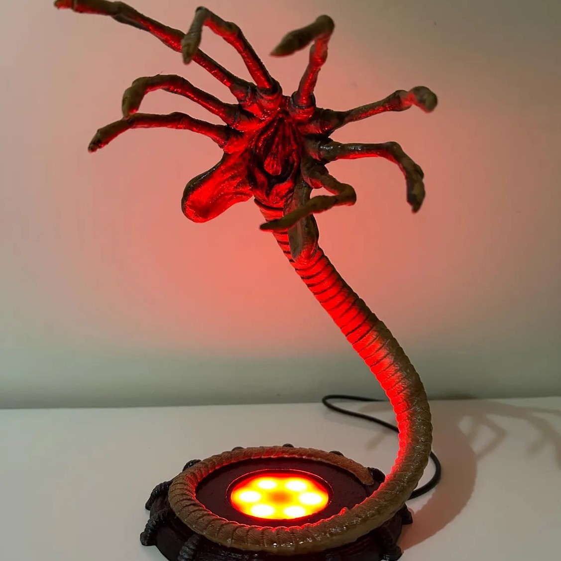 Lampka nocna Alien Facehugger, – Lighting Decor Ideas recenzja i cena